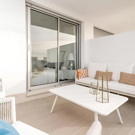 Le Mirage Modern With Sea Views Апартаменти *
